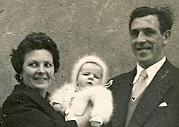 La niña Begoña Urroz, primera víctima de ETA, junto a sus padres. / Archivo