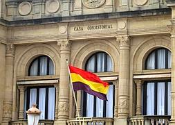 La bandera republicano, en el Consistorio donostiarra / Juan Herrero (Efe)