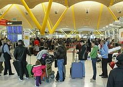 Pasajeros, ayer, en Barajas durante una jornada de huelga. / Ángel Díaz (Efe)
