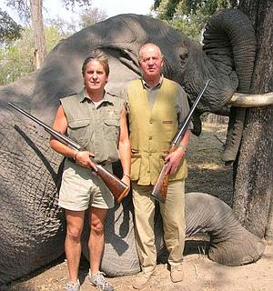 El Rey Juan Carlos posa junto a Jeff Rann, organizador de safaris, tras cazar un elefante en Botsuana./ Archivo