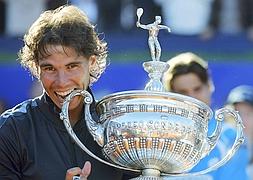 Rafa Nadal posa con el trofeo. /Albert Gea (Reuters)