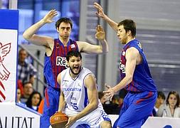 Kaloyan Ivanov, defendido por Fran Vázquez y Lorbek. / Efe