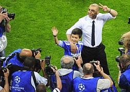 Di Matteo celebra sobre el césped del Allianz Arena el título de la Liga de Campeones. / Ap