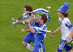 Los jugadores del Chelsea, con el trofeo de campeón en el Allianz Arena. / Efe