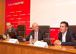 El director general y el presidente del Instituto de Seguridad Vial de Fundación Mapfre, Julio Laria y Filomeno Mira, respectivamente, y Miguel Indurain. /RC