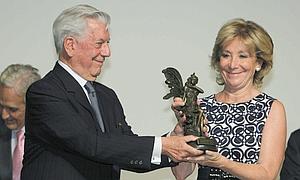 La presidenta de la Comunidad de Madrid, Esperanza Aguirre, recibe el Premio 'Sociedad Civil 2012' de manos del escritor y premio Nobel de Literatura Mario Vargas Llosa./ Efe