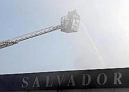 Los bomberos, en la nave de Salvador Bachiller. / Foto: Efe | Vídeo: Atlas