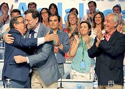 Rajoy se abraza a Zoida ante la mirada de Arenas. / Efe