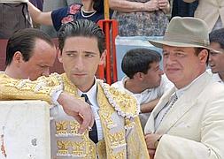 Adrien Brody y Juan Echanove, durante una escena de la película. / Efe