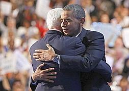 Obama abraza a Clinton. / Foto: Larry Downing (Reuters) | Vídeo: Atlas