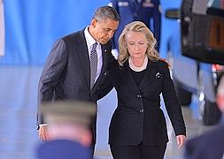 Obama y Clinton, en la ceremonia en la que han sido recibidos los restos mortales del embajador en Libia. / Jewel Samad (Afp)