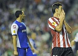 Aduriz (d) gesticula durante un momento del partido./Rafa Rivas (AFP)