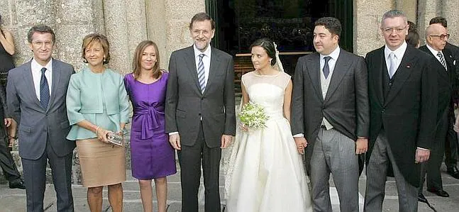 Feijoó y Rajoy, junto a sus esposas, posan junto a Gallardón y el matrimonio. / Efe