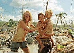 Naomi Watts y Tom Holland (c), en una escena de la película 'Lo imposible'. / Archivo