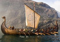 Un drakkar vikingo en la película 'Outlander'. / Archivo