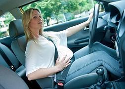 Una mujer embarazada se coloca el cinturón de seguridad para conducir. / Efe