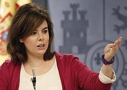 Sáenz de Santamaria, en la rueda de prensa. / Efe