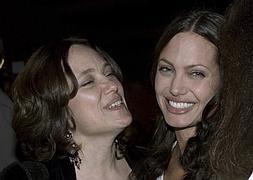 Angelina Jolie, junto a su madre en un estreno de Hollywood en 2001. / Foto: Reuters | Vídeo: Atlas