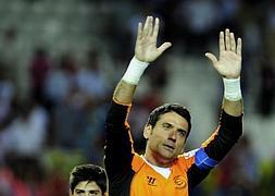 Palop se despide de la afición del Sevilla. / Cristina Quicler (Afp)