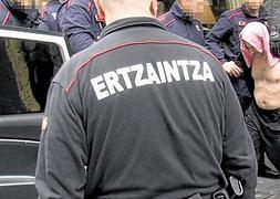 Agentes de la Ertzaintza sacan al detenido del gimnasio. / Luis Calabor | Vídeo: Atlas