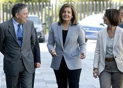 La ministra de Empleo y Seguridad Social, Fátima Báñez (c). / Juan Carlos Hidalgo (Efe)