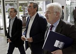 De la Cavada (dcha.), con otros representantes de la CEOE. / Efe