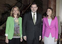 Rajoy, con la secretaria general del PP, María Dolores de Cospedal (d), y la presidenta del PP del País Vasco, Arantza Quiroga (d). / Efe
