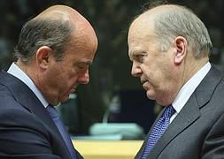 Luis de Guindos, habla con su homólogo irlandés, Michael Noonan. / Foto: Efe | Vídeo: Atlas