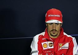 Fernando Alonso luce su nueva perilla. / Afp