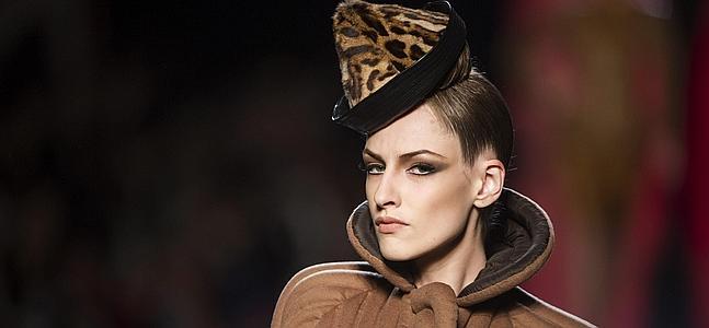 Una modelo desfila por la pasarela con una creación del diseñador francés./ Efe