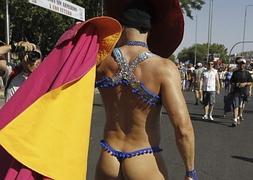 Uno de los participantes en el recorrido del Orgullo Gay de Madrid. / Efe