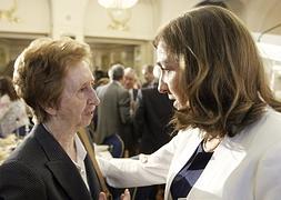 Carmen Vela, a la derecha, conversa con la científica Margarita Salas. / Efe