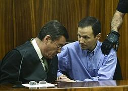 Bretón habla con su abogado tras escuchar el veredicto de culpabilidad./ Efe | Atlas