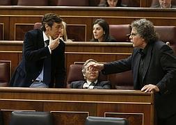 Hernando habla con Tardá en el Congreso. / Archivo