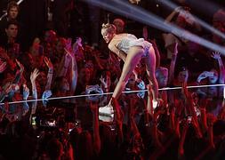 Miley Cyrus, durante su actuación. / Lucas Jackson (Reuters)