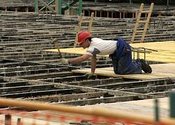 Un albañil trabajando en una obra. / Archivo