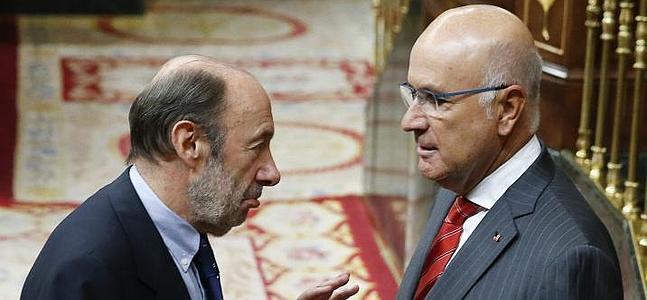 Alfredo Pérez Rubalcaba habla con el diputado de CIU, Josep Antoni Duran i Lleida. / Foto: Efe | Vídeo: Atlas