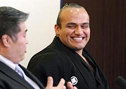Abdelrahman Ahmed Shaalan (d) sonríe en la presentación como nuevo luchador de la primera división del sumo. / AFP