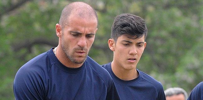 Walter Pandiani (i) y Nico, en un entrenamiento con el Miramar. / Miguel Rojo (AFP)
