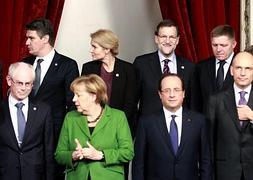Mariano Rajoy (2d, segunda fila), posa en la foto de familia tras la conferencia europea de jefes de Estado. / Efe