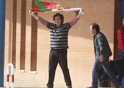 El histórico etarra Juan Carlos Arruti Azpitarte, 'Paterra', en el momento de abandonar la prisión./ Efe