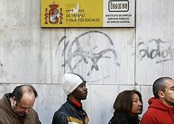 Varias personas hacen cola ante la oficina del INEM en Madrid. / Archivo