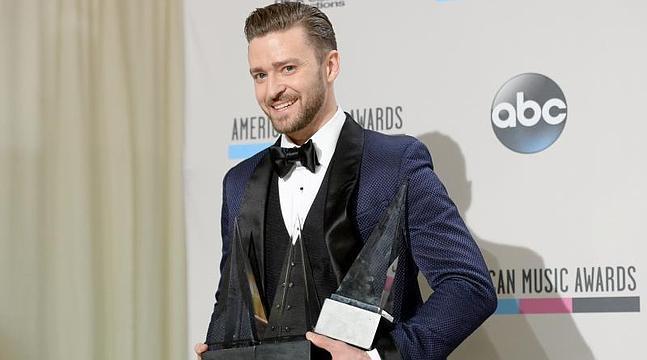 Justin Timberlake posa con sus tres galardones. / Afp