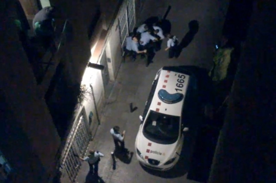 Vídeo que capta el momento en que los Mossos reducen a Juan Andrés Benítez. / Efe