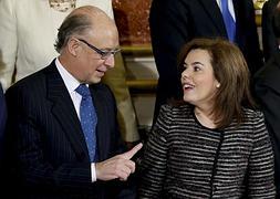 La vicepresidenta del Gobierno, Soraya Sáenz de Santamaría, y el ministro de Hacienda, Cristóbal Montoro. / Efe