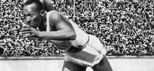 Jesse Owens disputa los 200 metros lisos en los Juegos Olímpicos de Berlín. / Afp