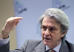 El presidente de UNESA, Eduardo Montes, hoy en un desayuno informativo. / Zipi (Efe)