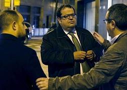 El parlamentario del PSC, Joan Ignasi Elena, junto a sus colaboradores. / Alberto Estévez (Efe) | Europa Press