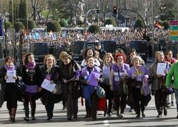 Representantes de diferentes asociaciones se dirigen al Congreso. / Efe