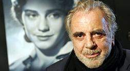 El actor ante un retrato de su hermana, la tambi´ actriz María Schell./ Efe
